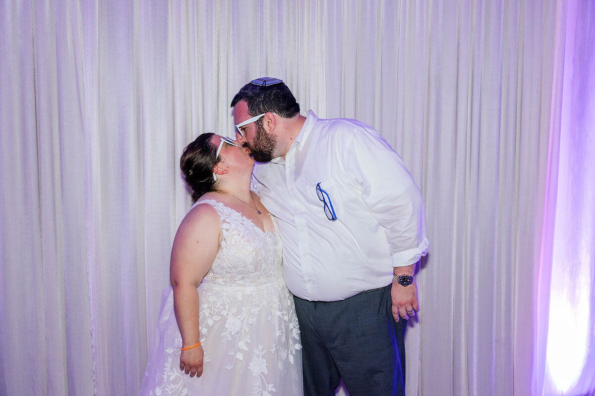 Eliana-Melmed-Photography-Chicago-LosAngeles-Jewish-WeddingPhotography-ElianaSklar-DanceFloor-00405