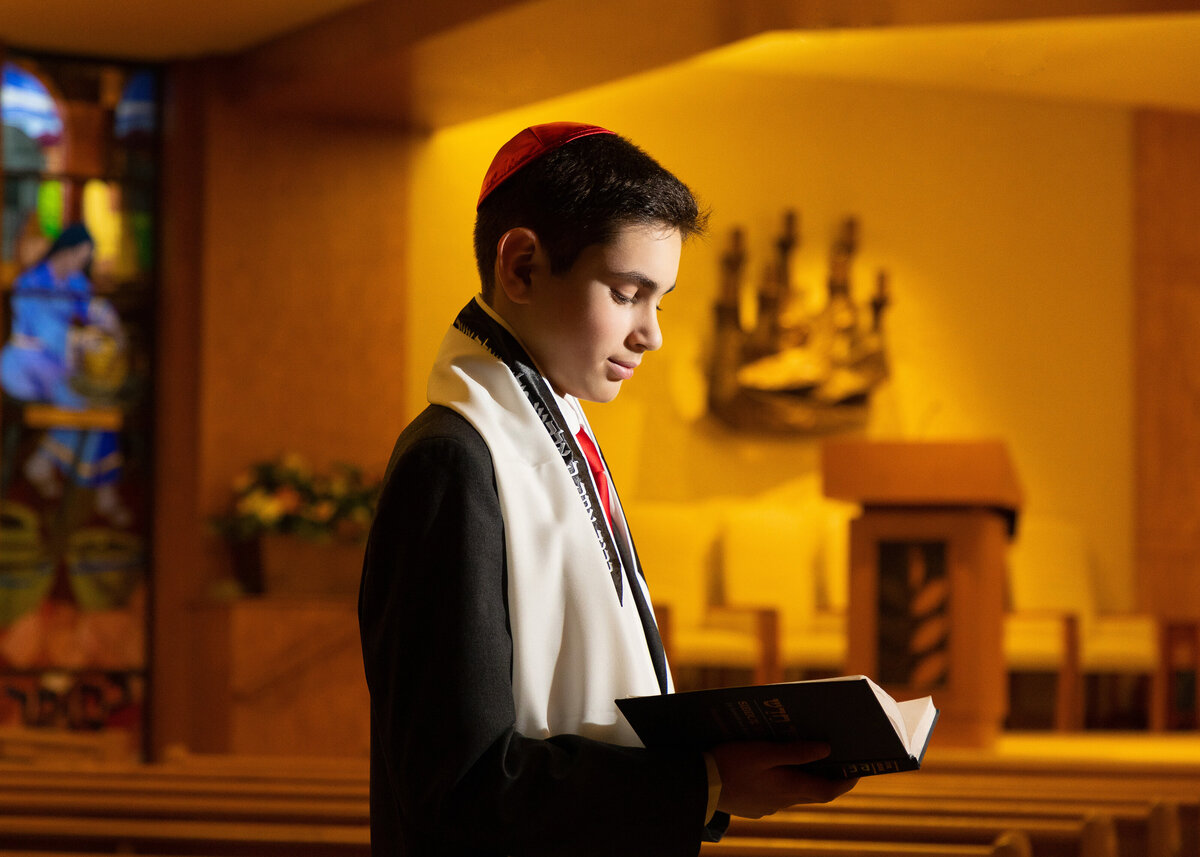 bar-mitzvah-east-brunswick-jewish-center-candid-siddur