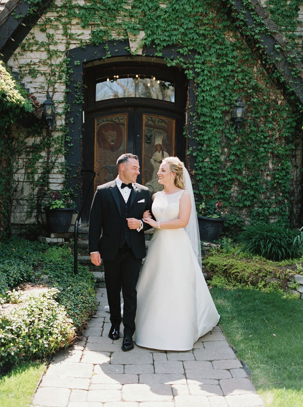 bride-groom-portrait-sarah-sunstrom-photography-monte-bello-estate-wedding