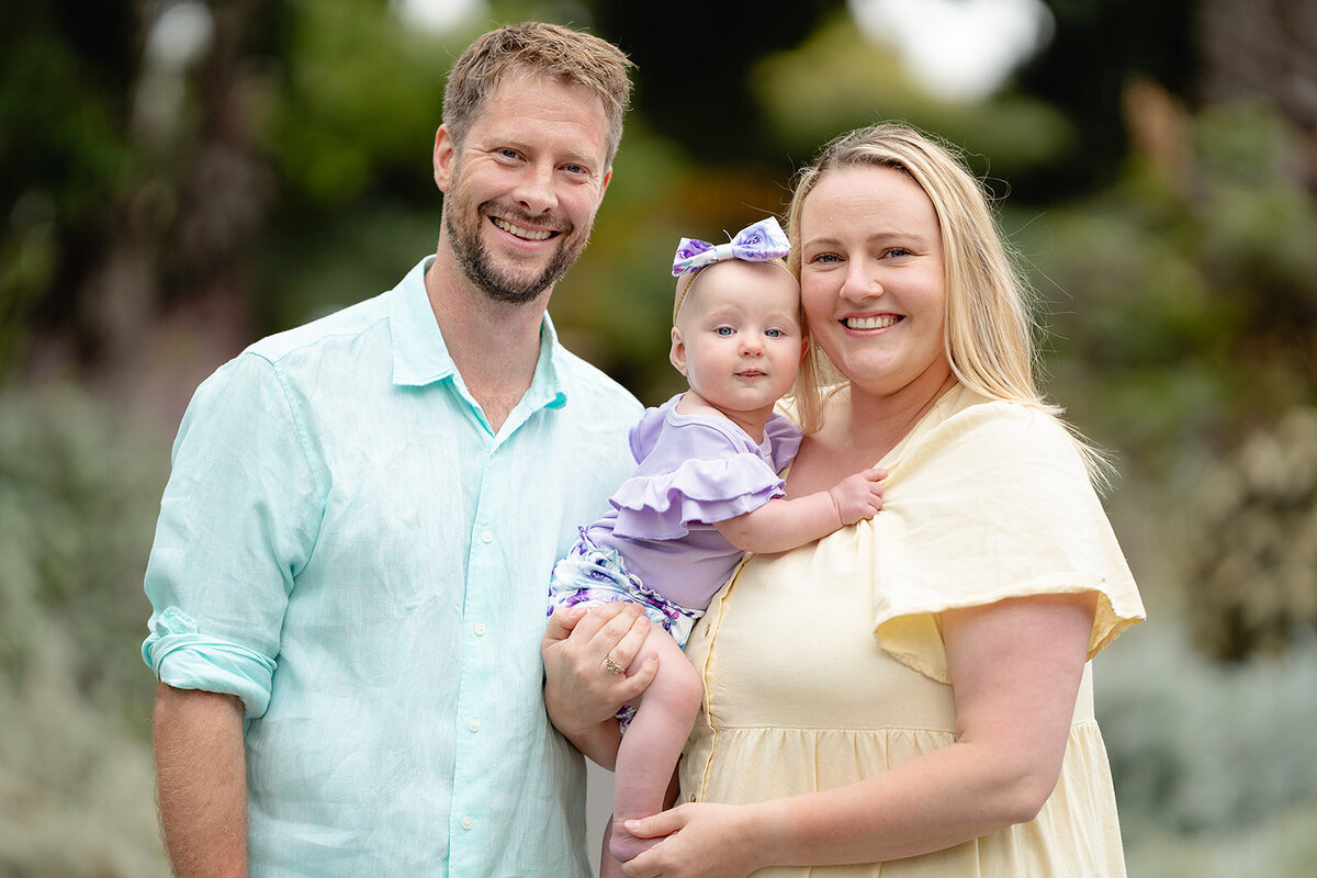 Relaxed family portrait in the Geelong Botanical Gardens
