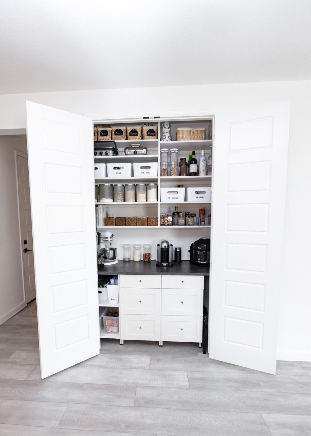 custom-pantry-white-organized-brilliantista (3)
