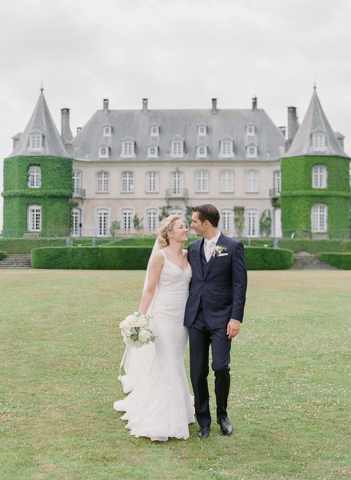 17-Alexandra-Vonk-photography-Chateau-de-la-hulpe-wedding-portraits