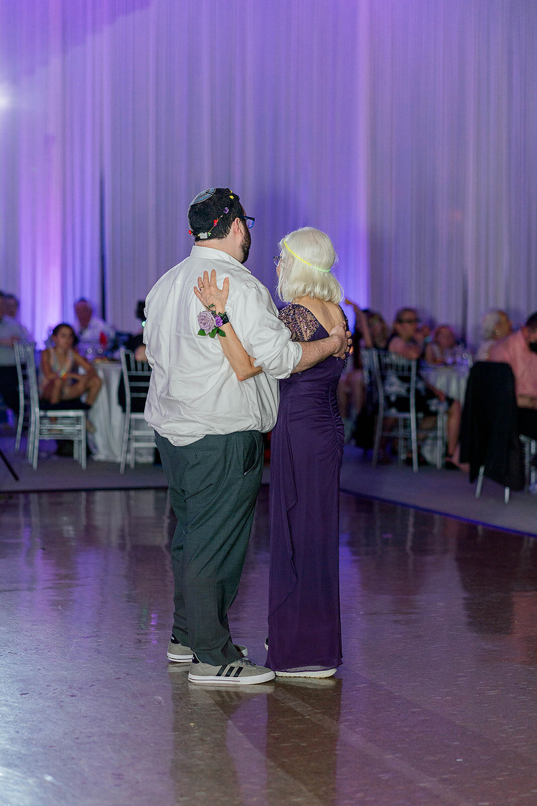 Eliana-Melmed-Photography-Chicago-LosAngeles-Jewish-WeddingPhotography-ElianaSklar-DanceFloor-00263