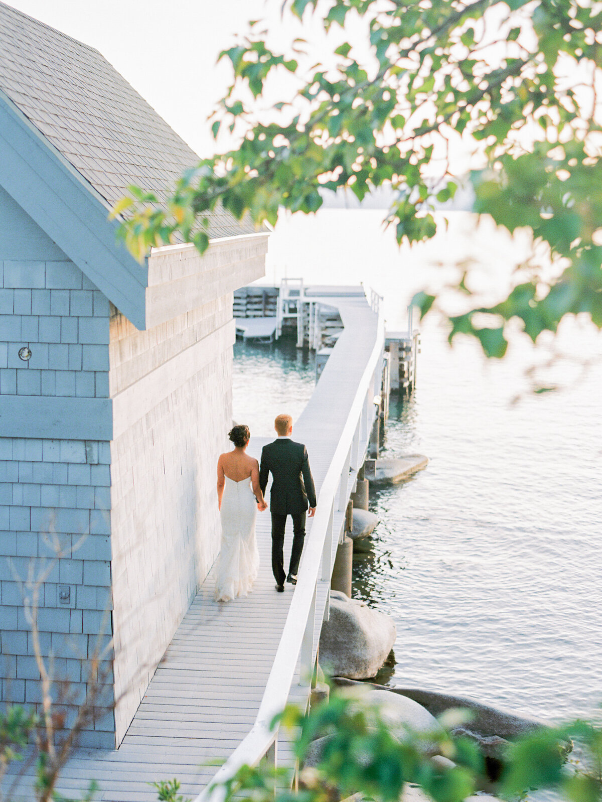 Nantucket-Wedding-photographer-bride-groom-pont