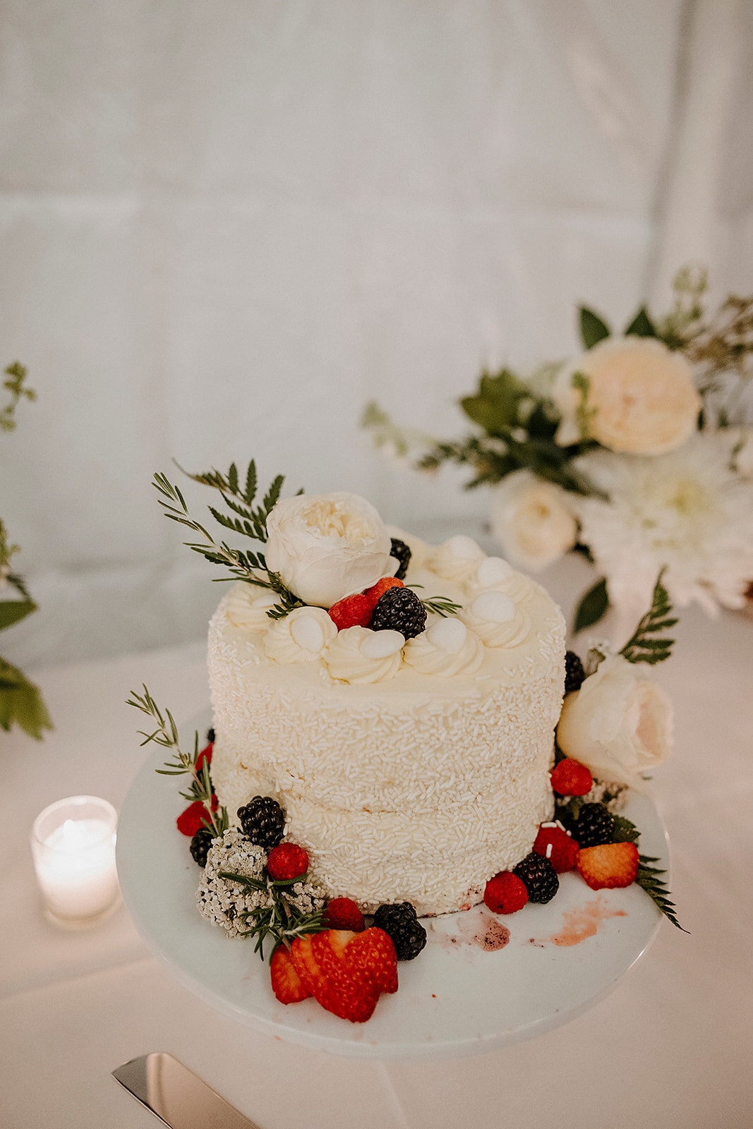 white cutting cake wedding