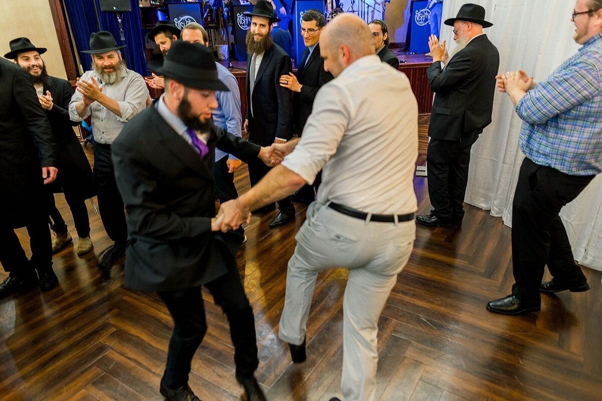 Eliana-Melmed-Photography-Chicago-LosAngeles-Jewish-WeddingPhotographer-CarmiKalman-MensDancing-00091