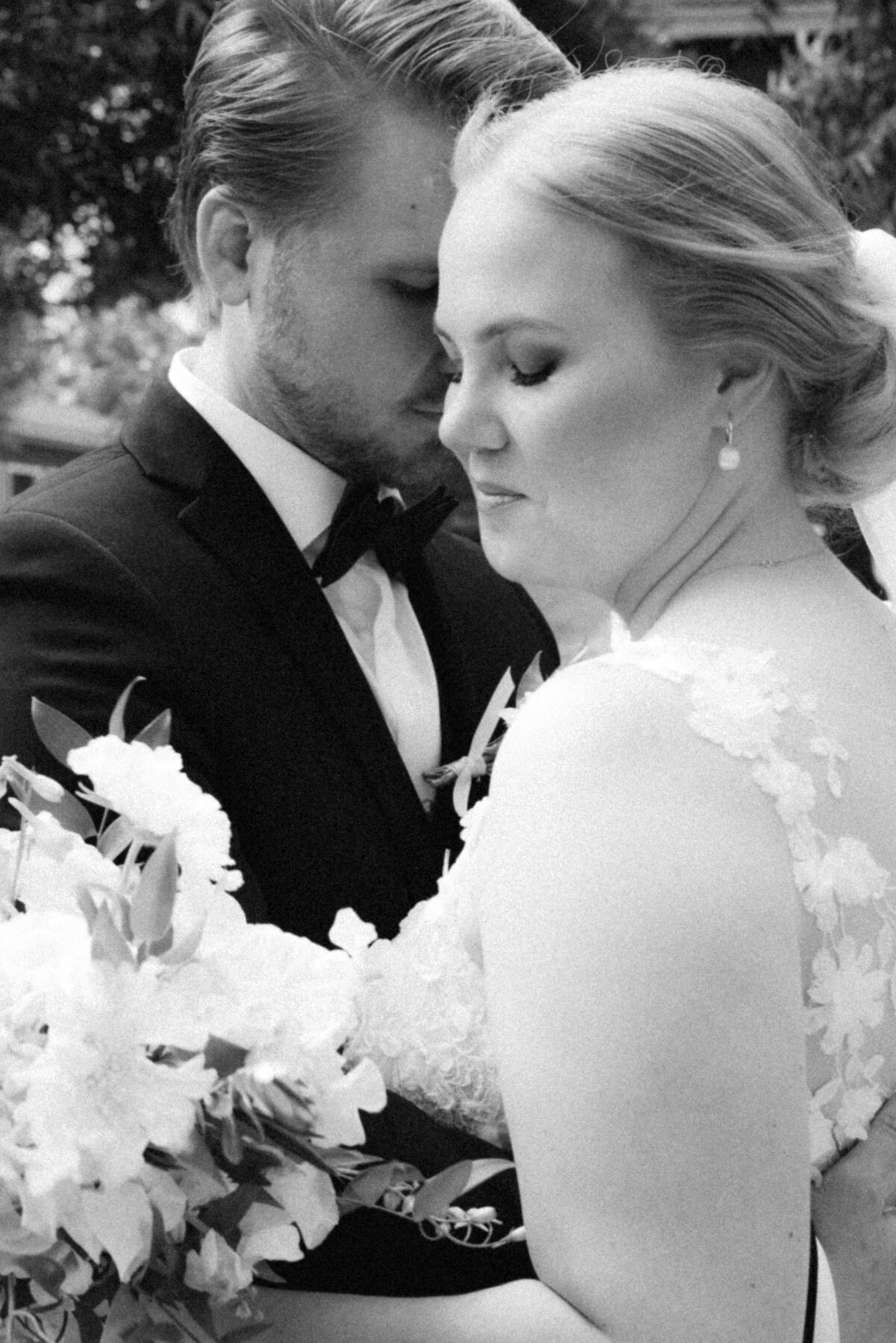 Wedding couple photographed by wedding photographer Hannika Gabrielsson.
