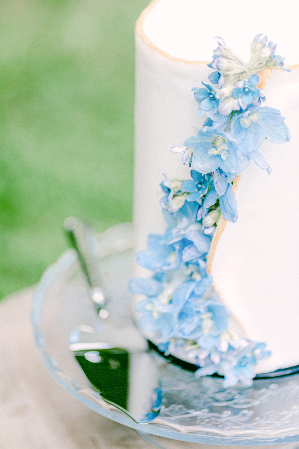 wedding cake inspiration blue flowers france savoir faire gigi fine art photography