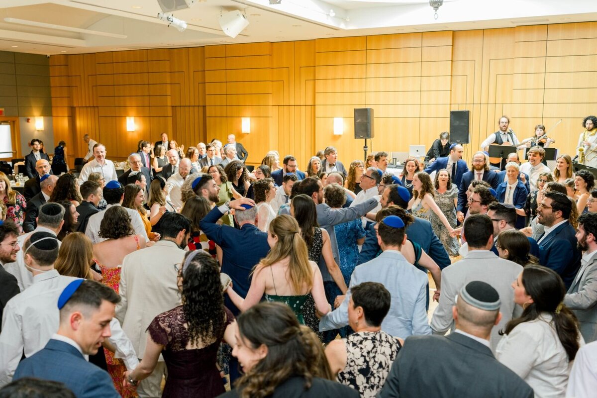 Eliana-Melmed-Photography-Chicago-LosAngeles-Jewish-WeddingPhotography-ShulaNoah-Simcha-Dancing-00159