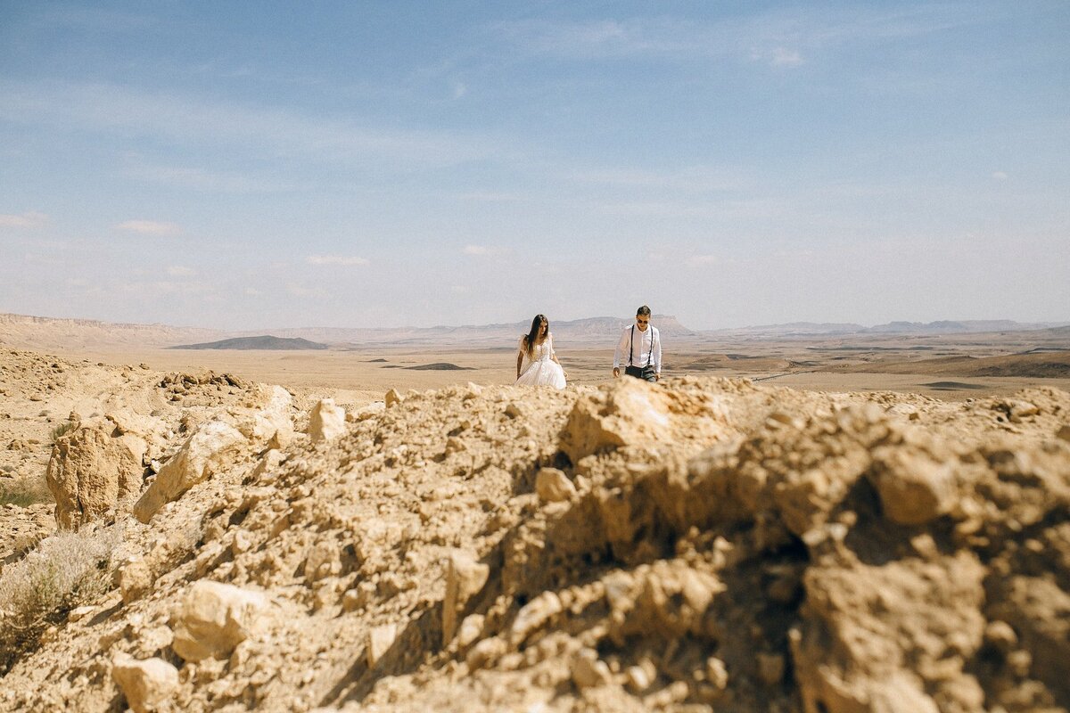couple-walking-in-desert