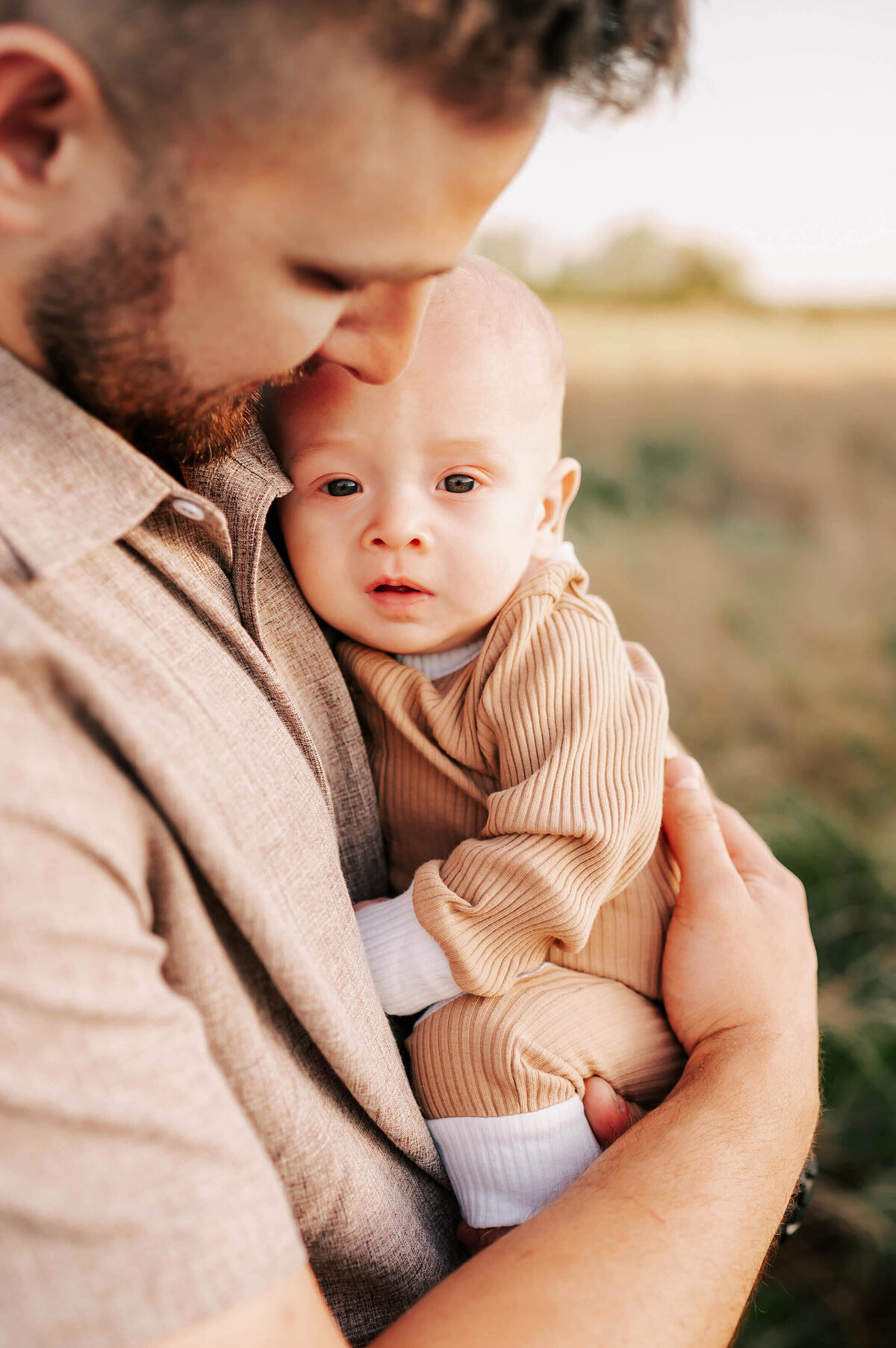 Springfield Mo family photographer Jessica Kennedy of The XO Photography captures dad hugging baby boy outdoors