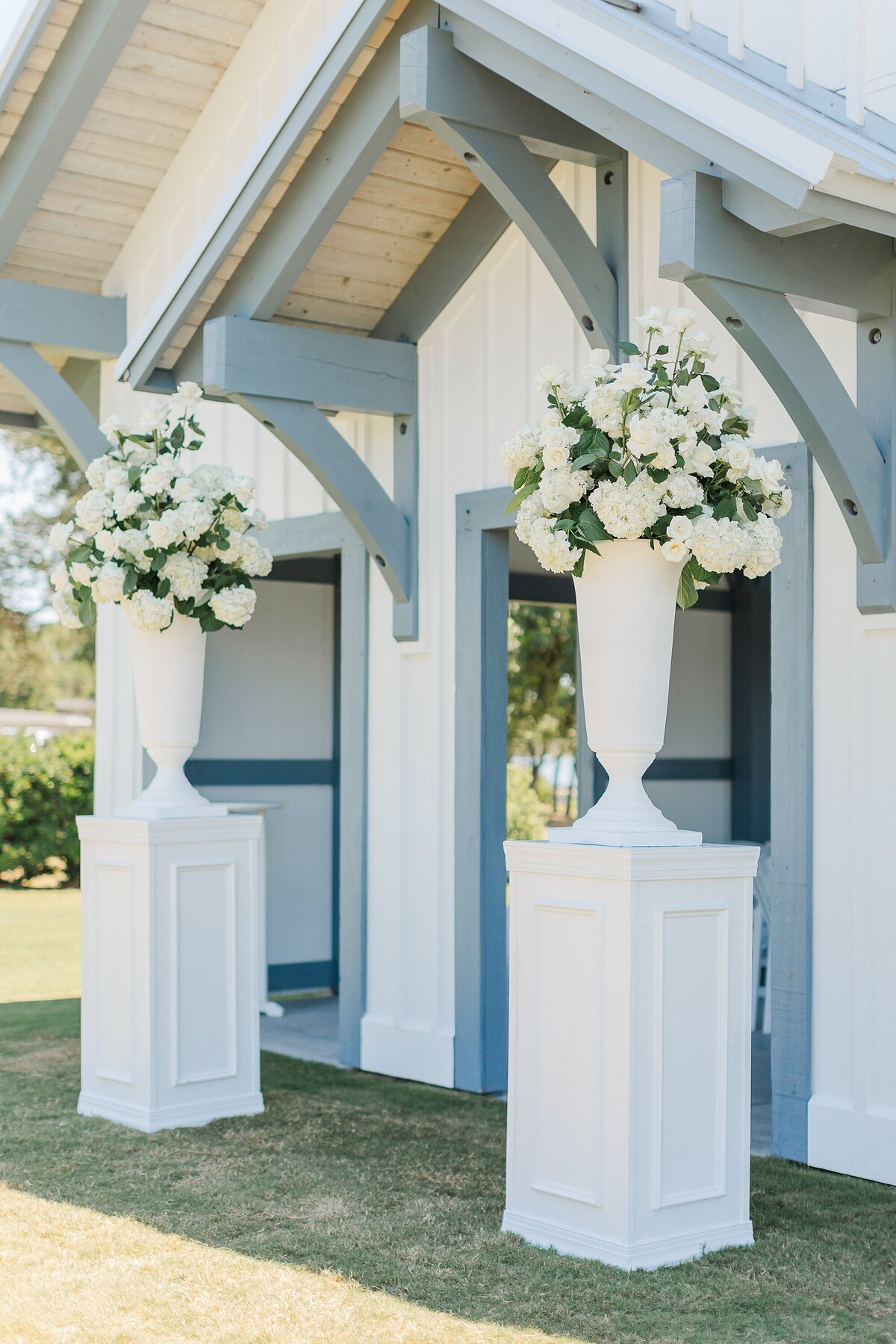 Chic Modern All White Wedding The Beaufort Hotel Brittanie Raquel Events_0004