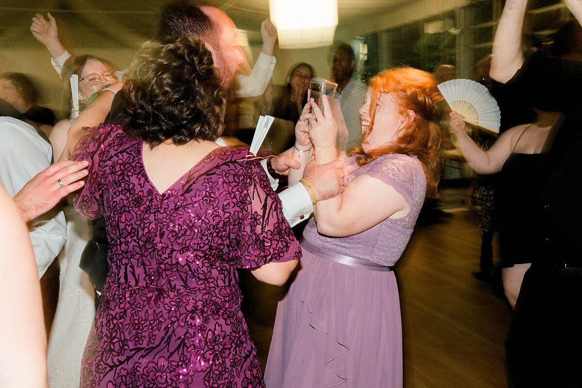 Eliana-Melmed-Photography-Chicago-LosAngeles-Jewish-WeddingPhotography-Dancefloor-00063
