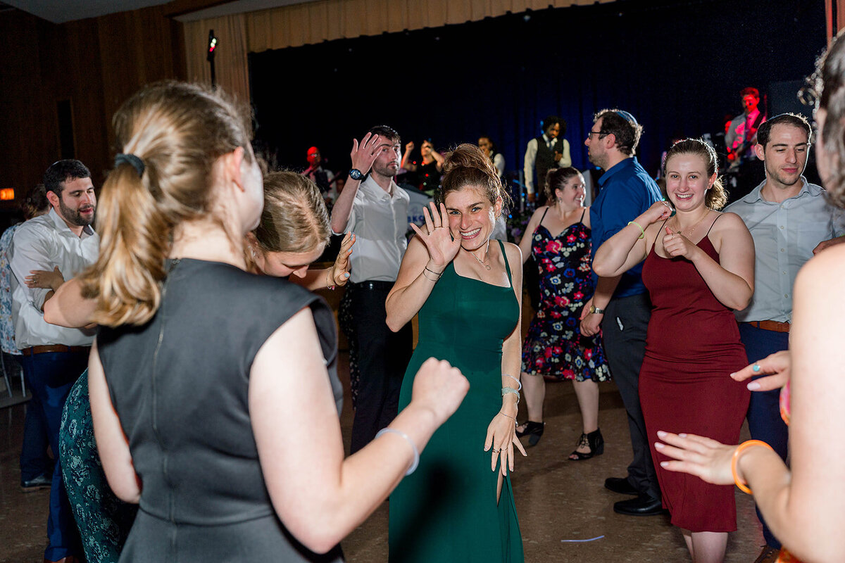 Eliana-Melmed-Photography-Chicago-LosAngeles-Jewish-WeddingPhotography-ElianaSklar-DanceFloor-00293