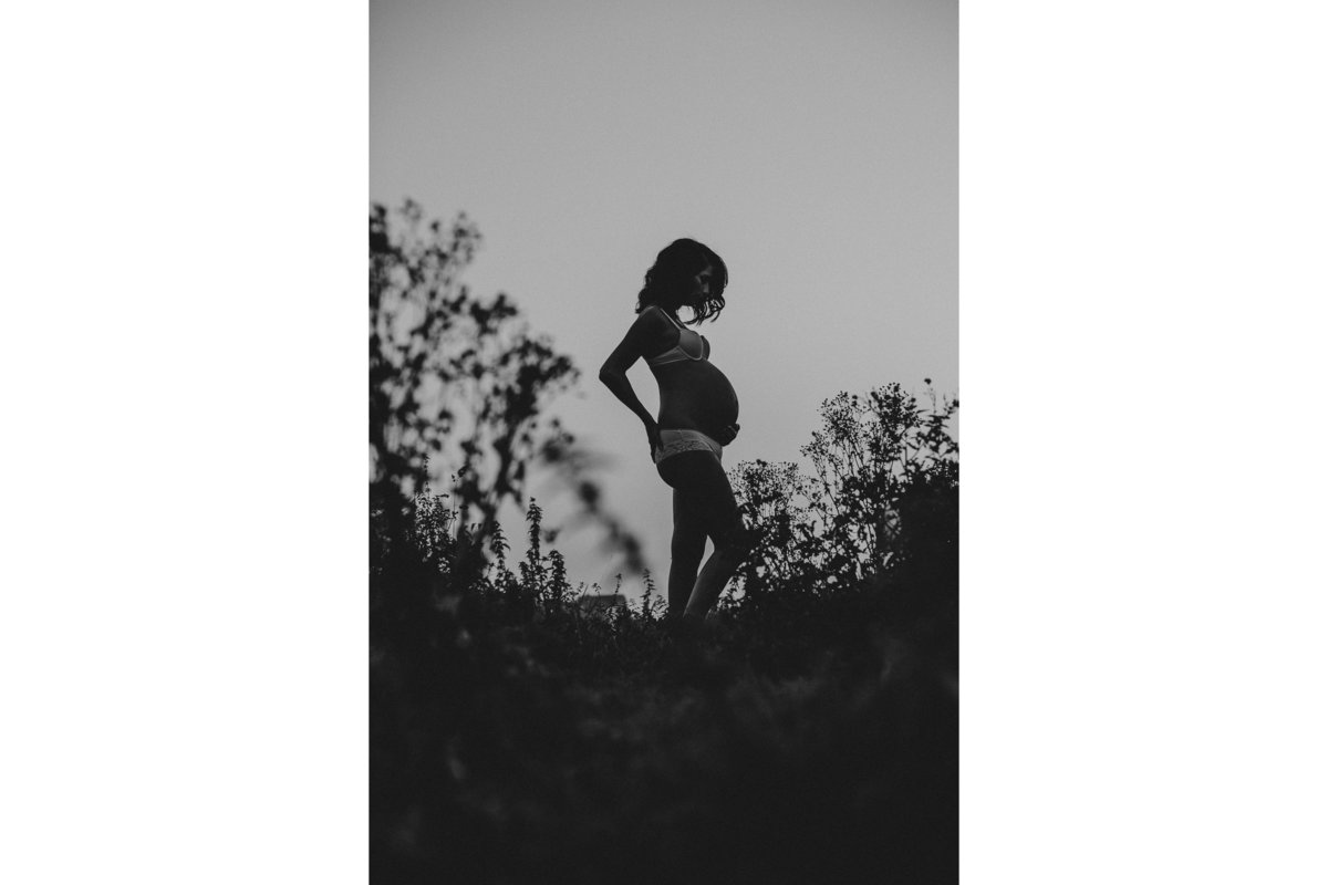 Sexy zwangerschapsfoto in silhouet en zwartwit in de natuur. Copyright Nanda Zee-Fritse | FOTOZEE