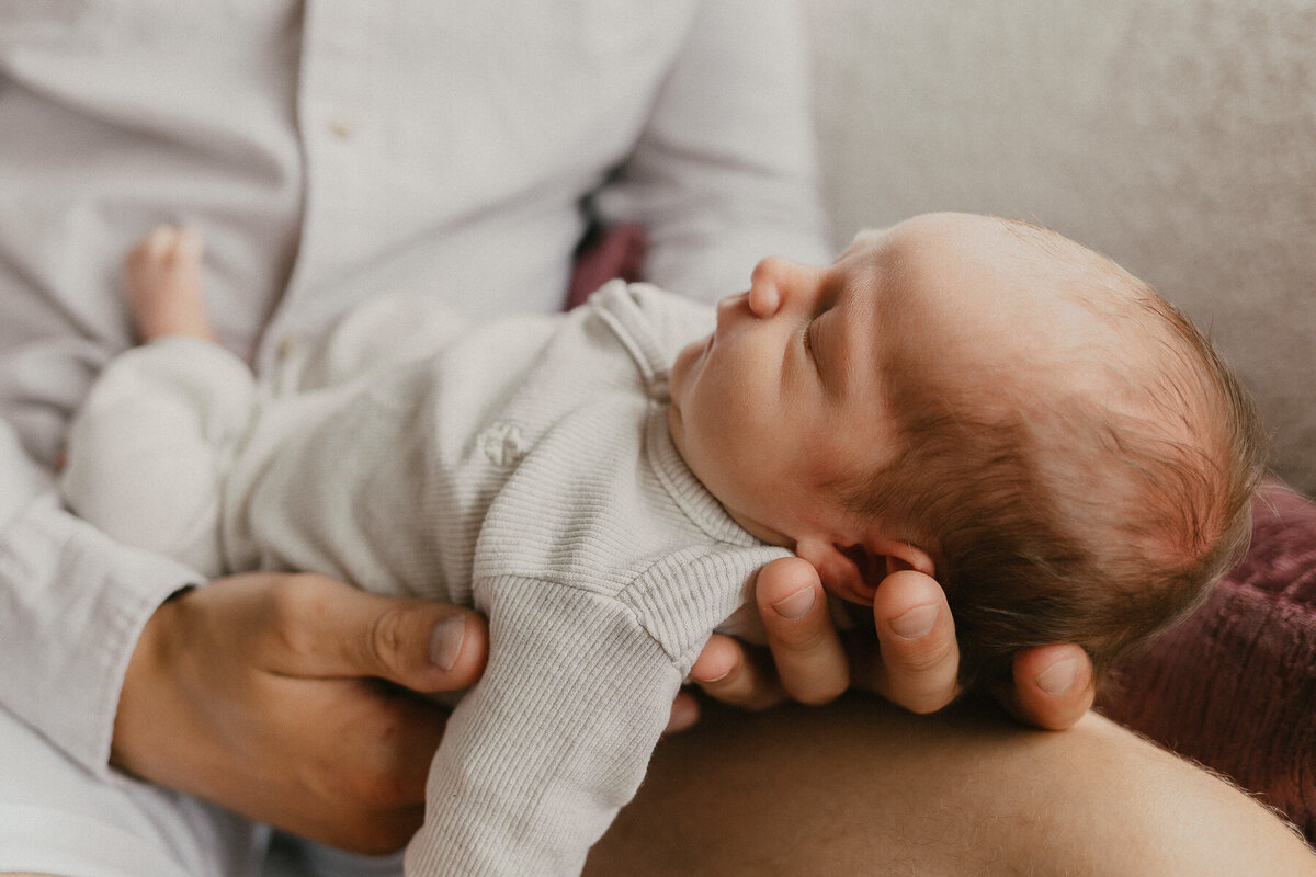 Fotoshoot newborn baby handen vader