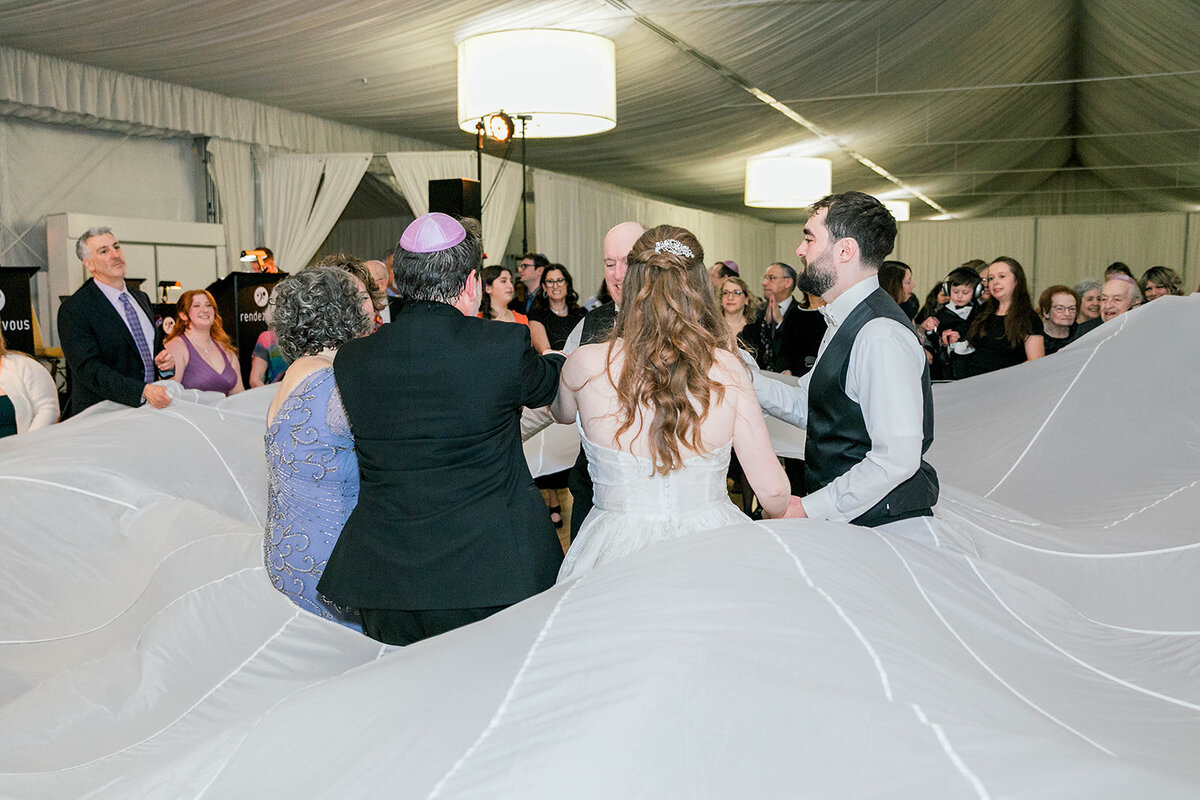 Eliana-Melmed-Photography-Chicago-LosAngeles-Jewish-WeddingPhotography-SimchaDancing-00028