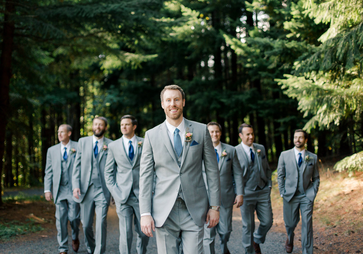 columbia river gorge wedding party in pines