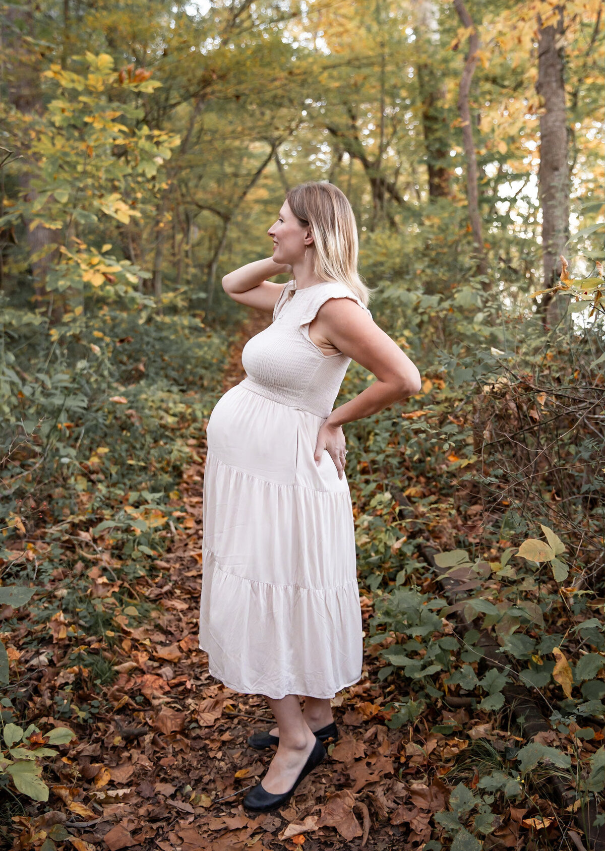 A gorgeous maternity pose during Havre de Grace, MD photoshoot