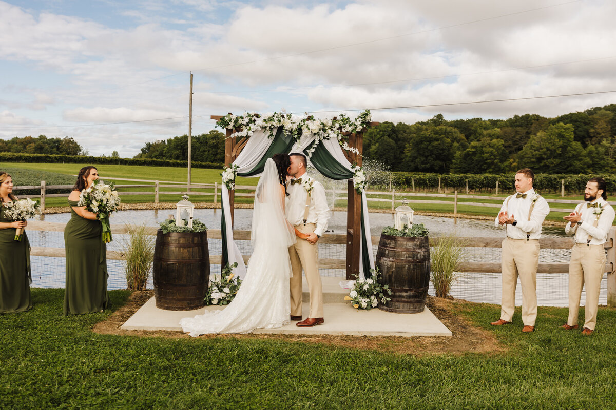 NortheastOhioWeddingPhotographer-Jen&Brian-RunningHorseFarm.0396-2