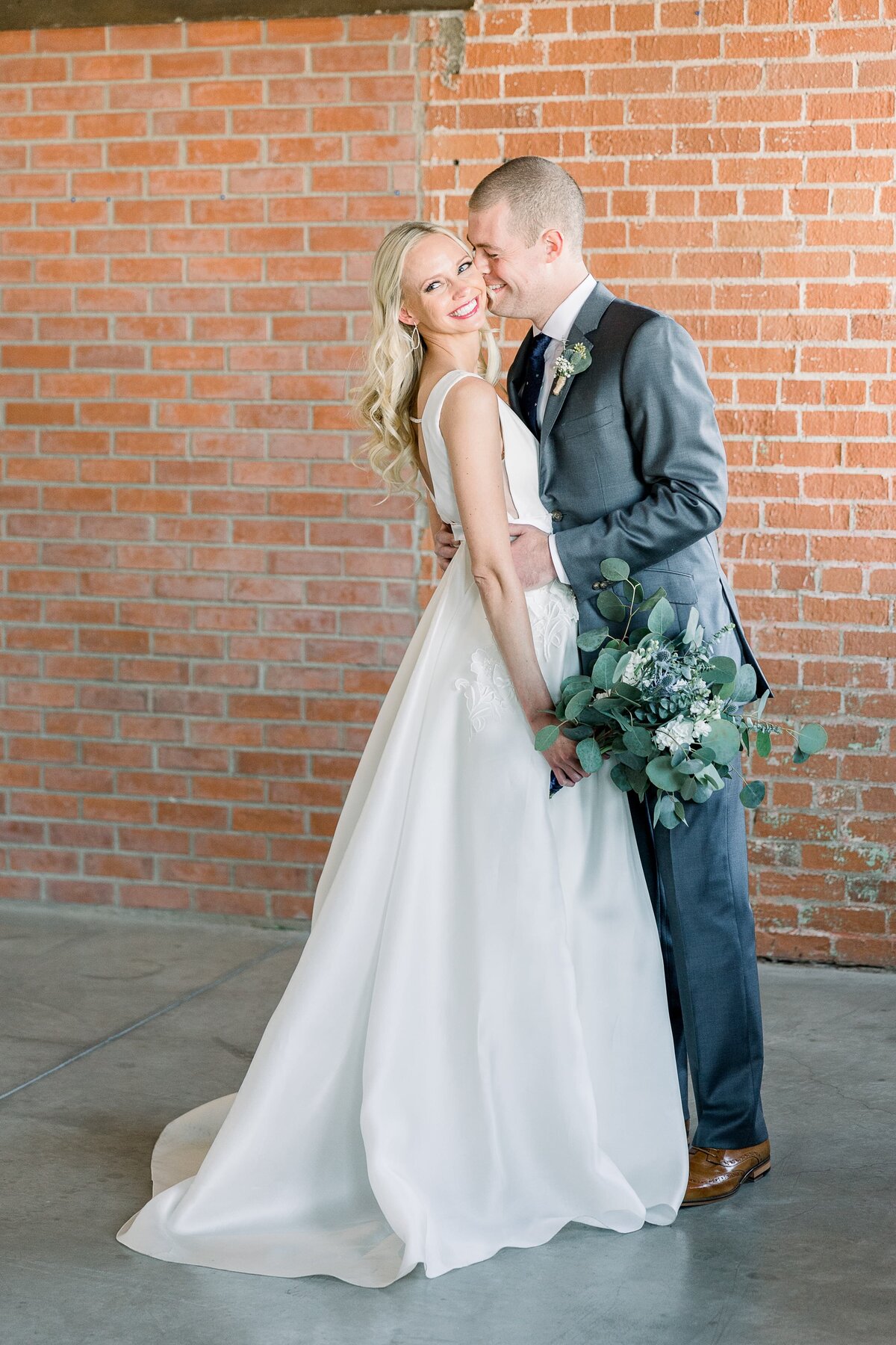 Warehouse-215-wedding-by-Leslie-Ann-Photography-00031