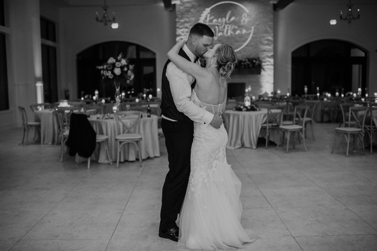 Kayla&Nathan-WeddingHighlights-PreserveatCanyonLake-AprilMaeCreative-AustinWeddingPhotographer-Austin,Texas-336