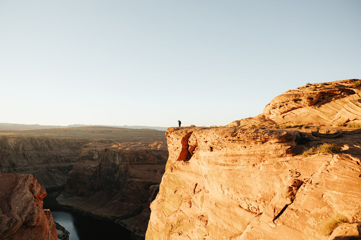 bridal photos during golden hour at horseshoe bend in Page, Arizona