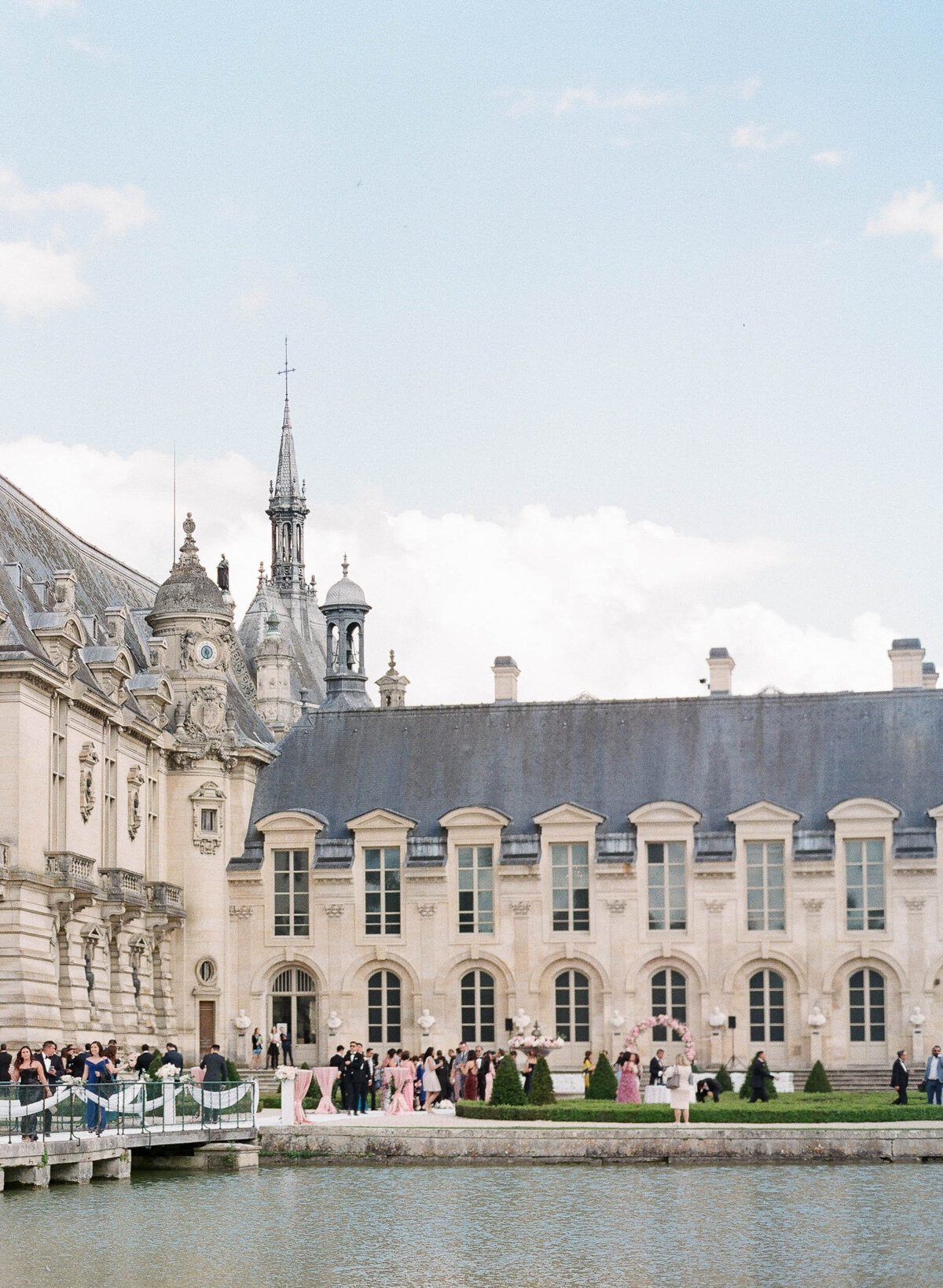 35-Chateau-de-Chantilly-wedding-cocktail-hour-Alexandra-Vonk-photography