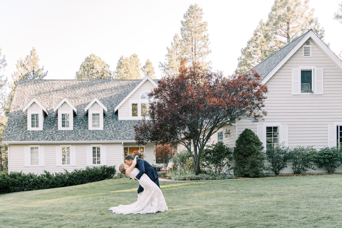 flagstaff private residence wedding bride and groom kissing
