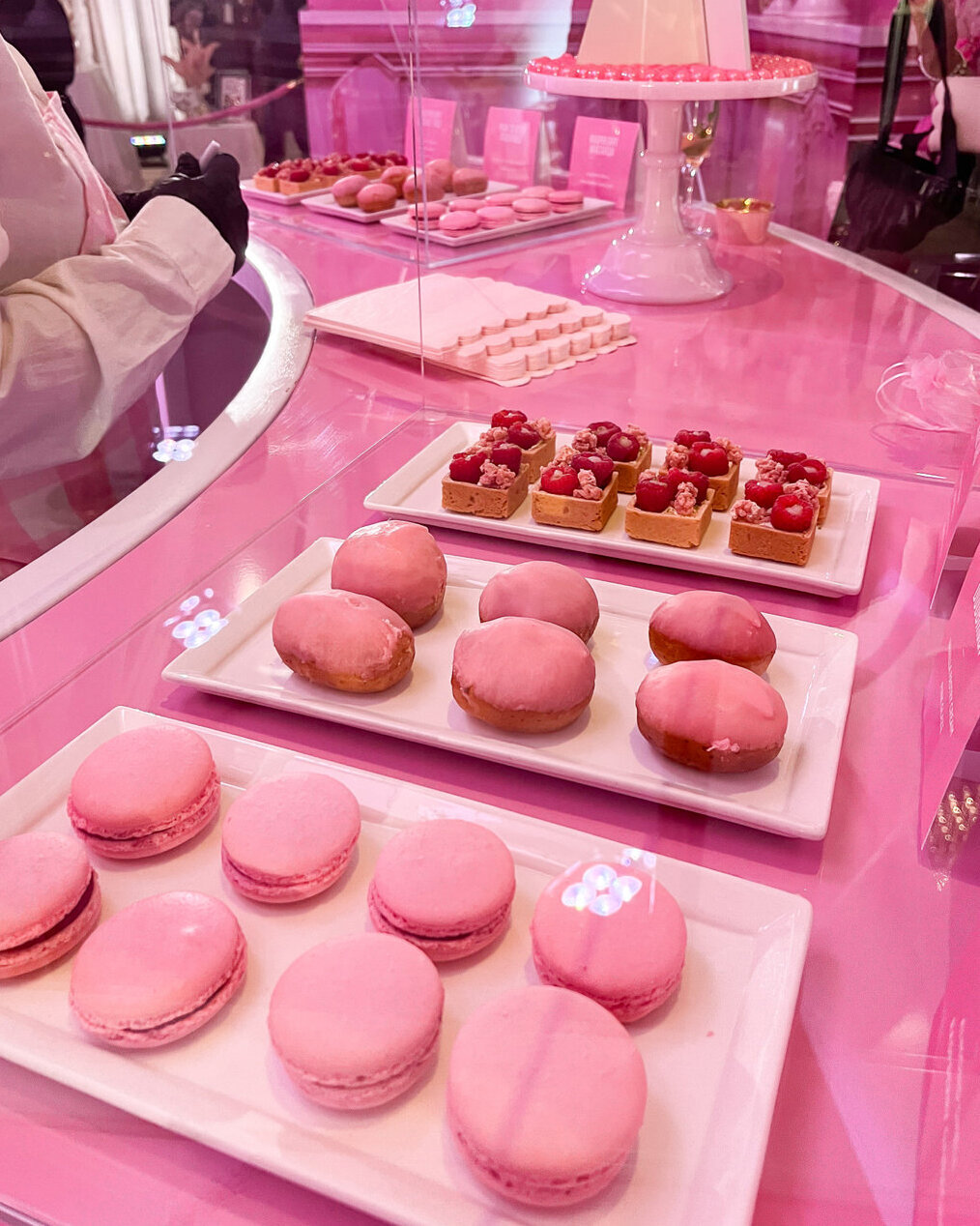 WedLuxe Show 2023 #Barbiecore Bakery pics by @WedLuxe17