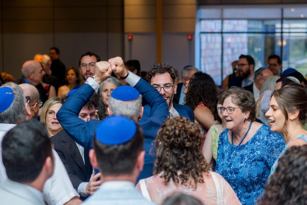 Eliana-Melmed-Photography-Chicago-LosAngeles-Jewish-WeddingPhotography-ShulaNoah-Simcha-Dancing-00083