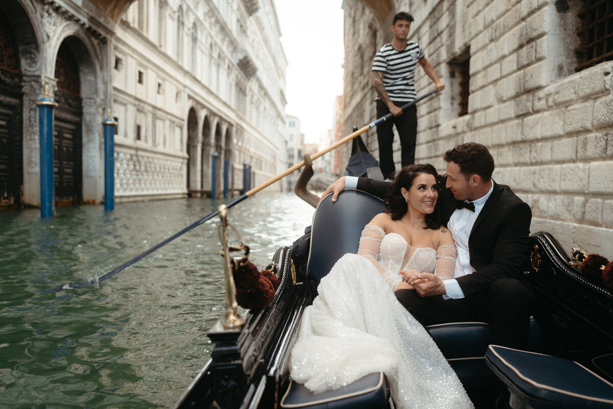 the_chaffins_international_destination_wedding_elopement_photographers_sammie_chaffin_micah_editorial_adventure_photos_travel_venice_italy_27