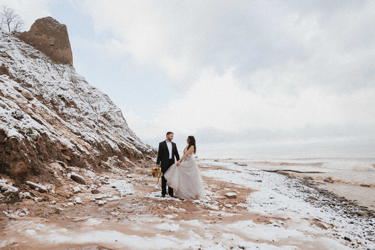Rock&WanderPhotoCo-upstate-ny-chimney-bluffs-elopement-jamie-&-steve-51