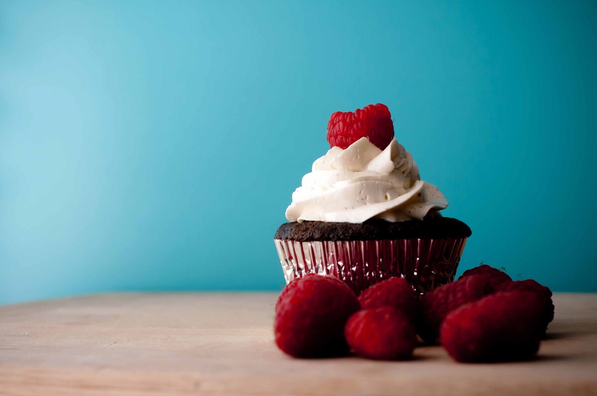 Chochlate cupcake with hazelnut frosting and rasberries