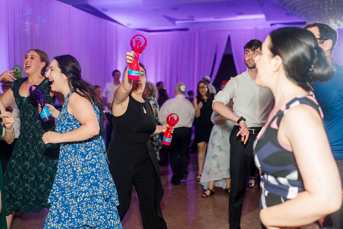 Eliana-Melmed-Photography-Chicago-LosAngeles-Jewish-WeddingPhotography-ElianaSklar-DanceFloor-00126