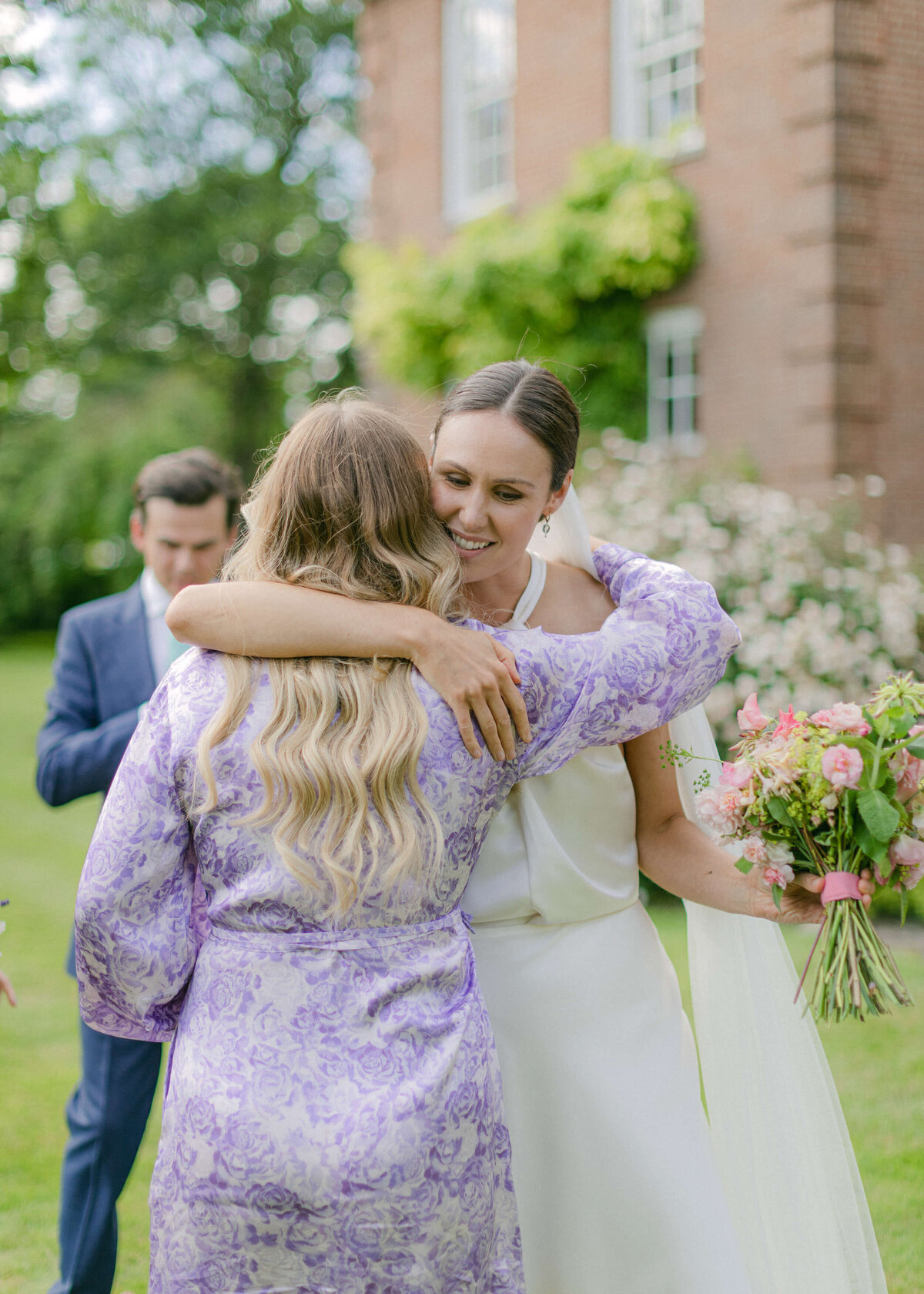 chloe-winstanley-weddings-bride-halfpenny-hug