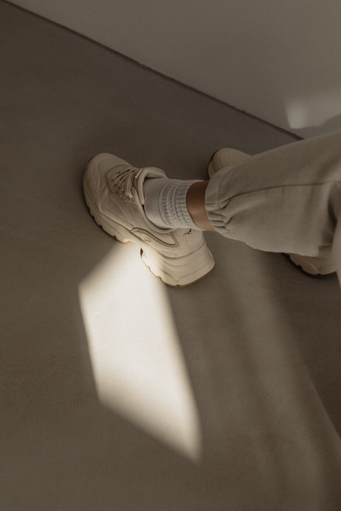 kaboompics_simplistic-sophistication-a-fashion-photoshoot-with-a-stunning-model-in-neutral-minimalist-outfits-30891