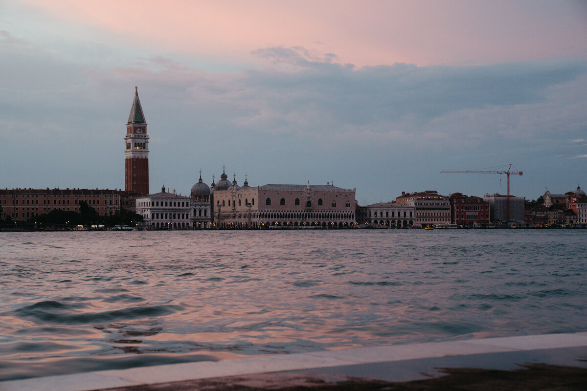 the_chaffins_international_destination_wedding_elopement_photographers_sammie_chaffin_micah_editorial_adventure_photos_travel_venice_italy_36
