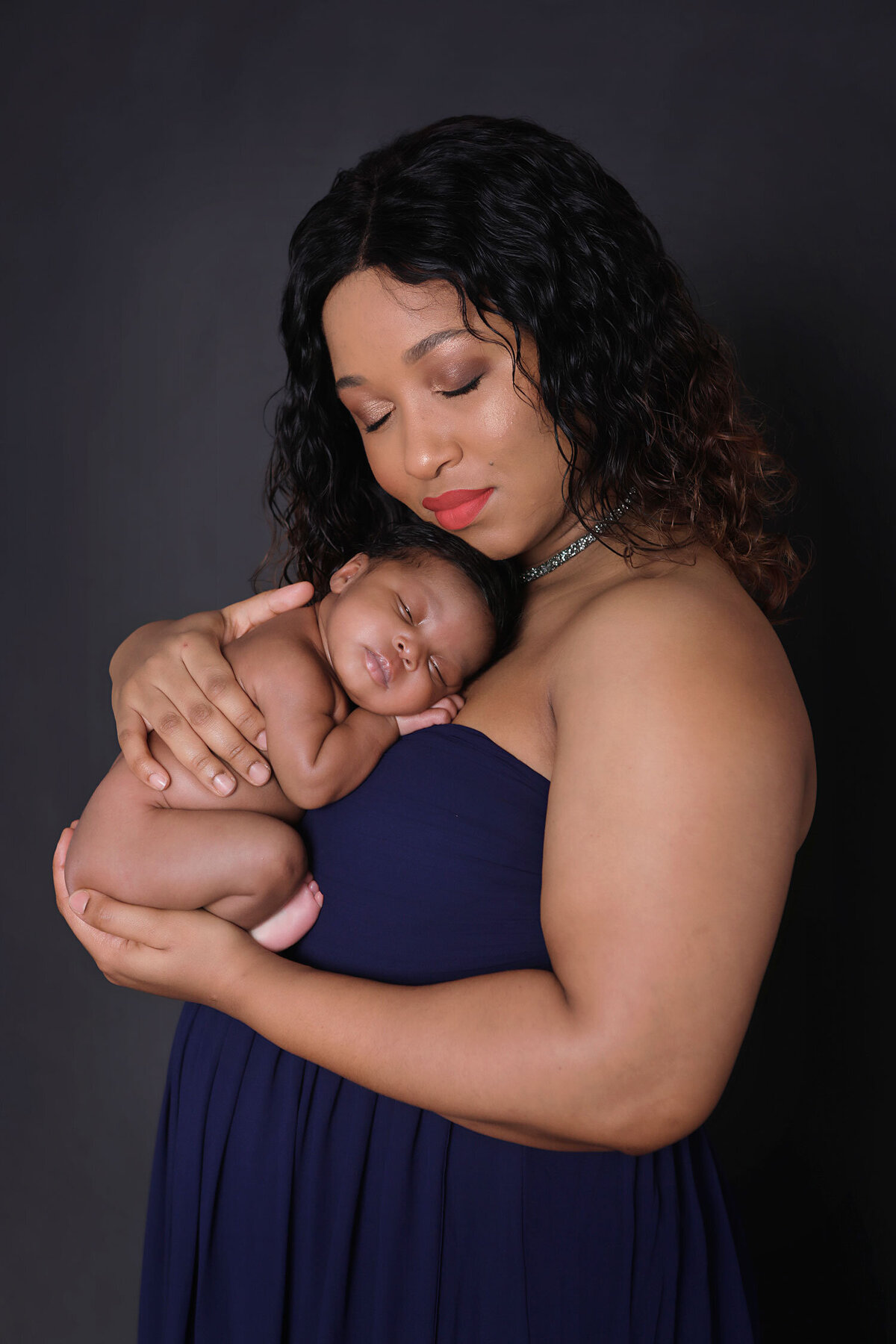 Newborn-family-photo-shoot-done-in-home-session
