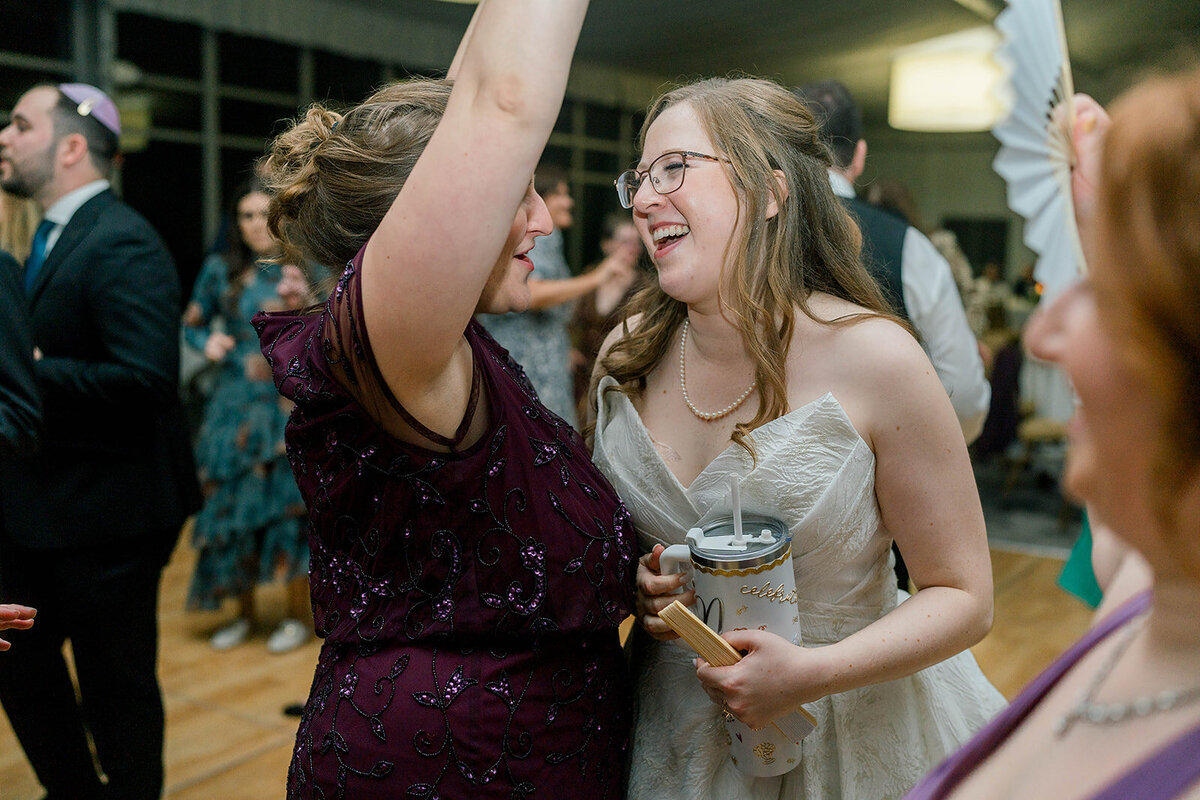 Eliana-Melmed-Photography-Chicago-LosAngeles-Jewish-WeddingPhotography-Dancefloor-00054