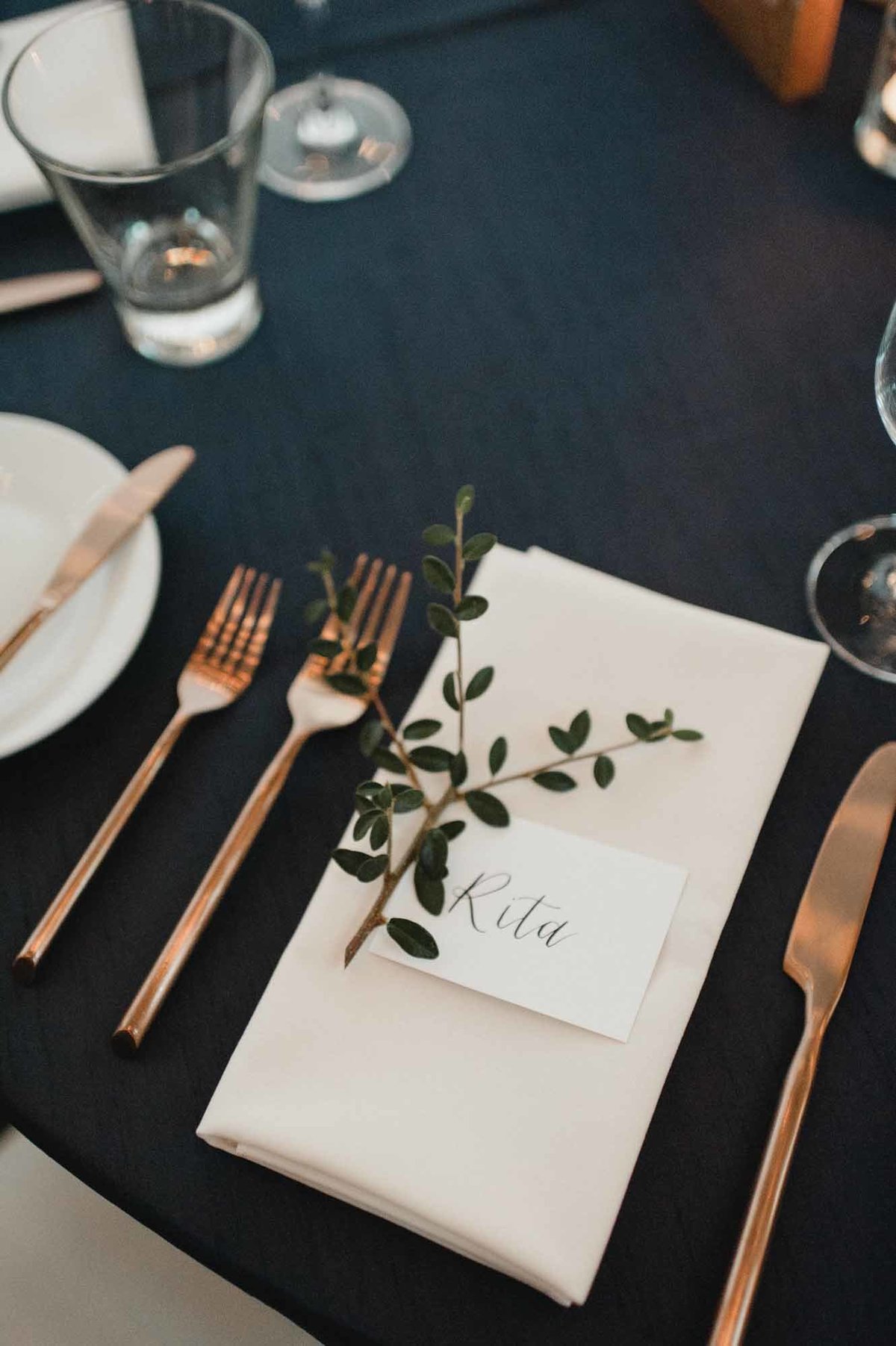 Such a sweet detail of greenery napkin accent