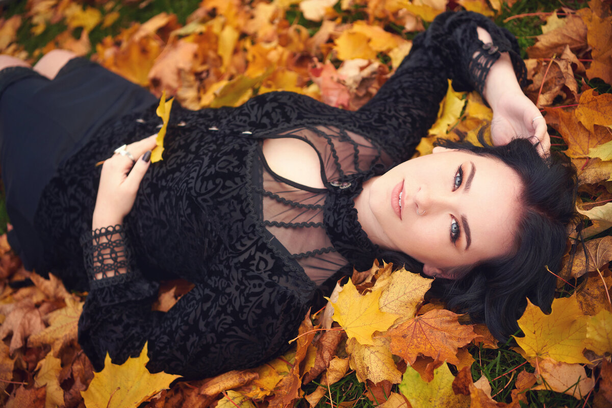 witchy eery senior pictures fall leaves1