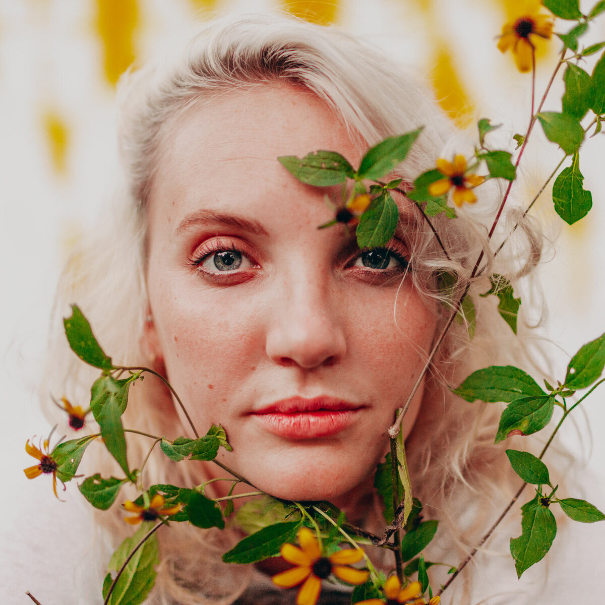 nashville-portrait-photographer-daisy-yellow-flower
