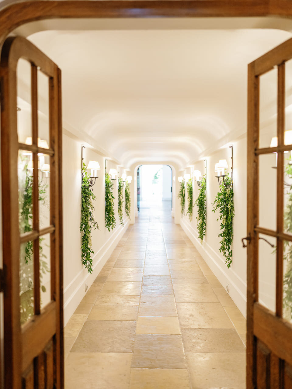 Wedding-ceremony-corridor-greenery