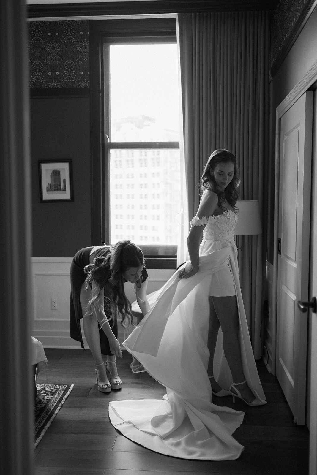 elegant-getting-ready-whitney-hotel-detroit