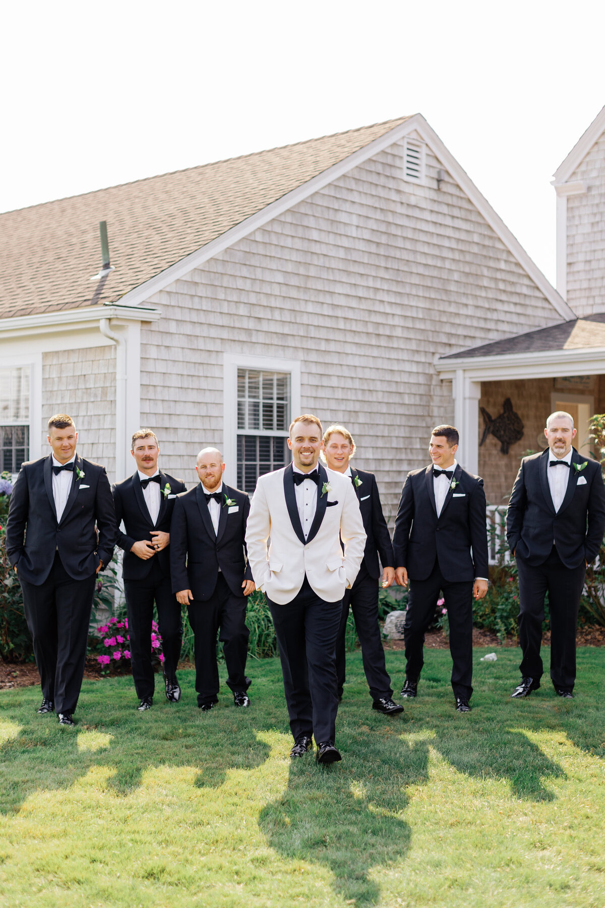 groom-with-groomsmen