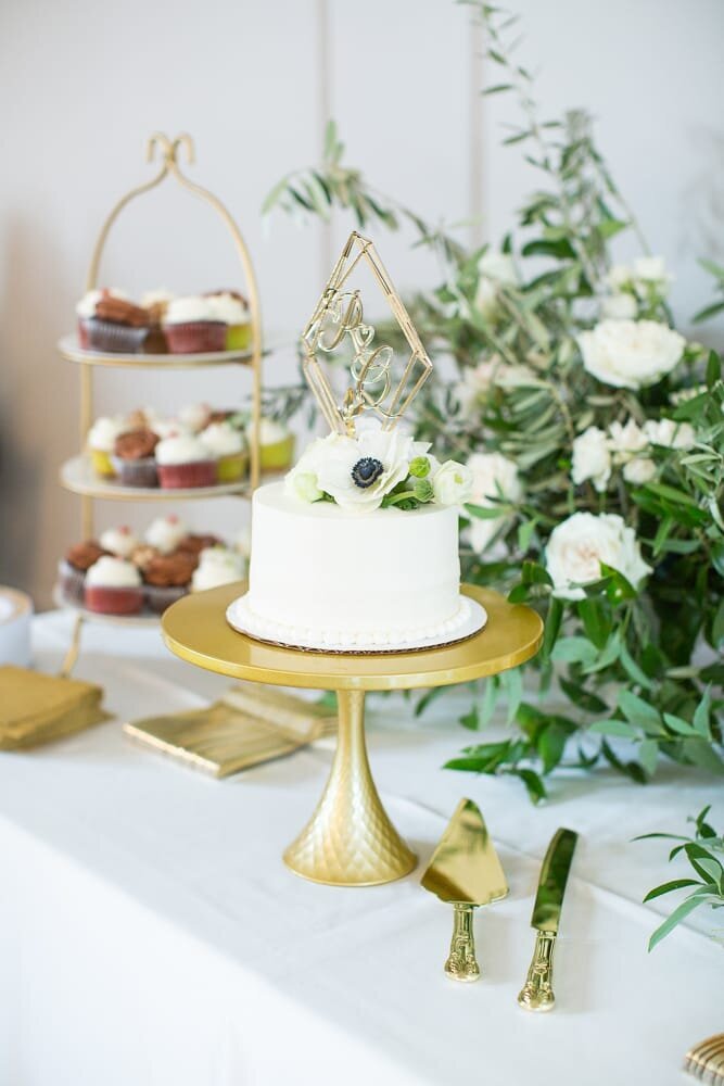 gold-and-white-wedding-decor