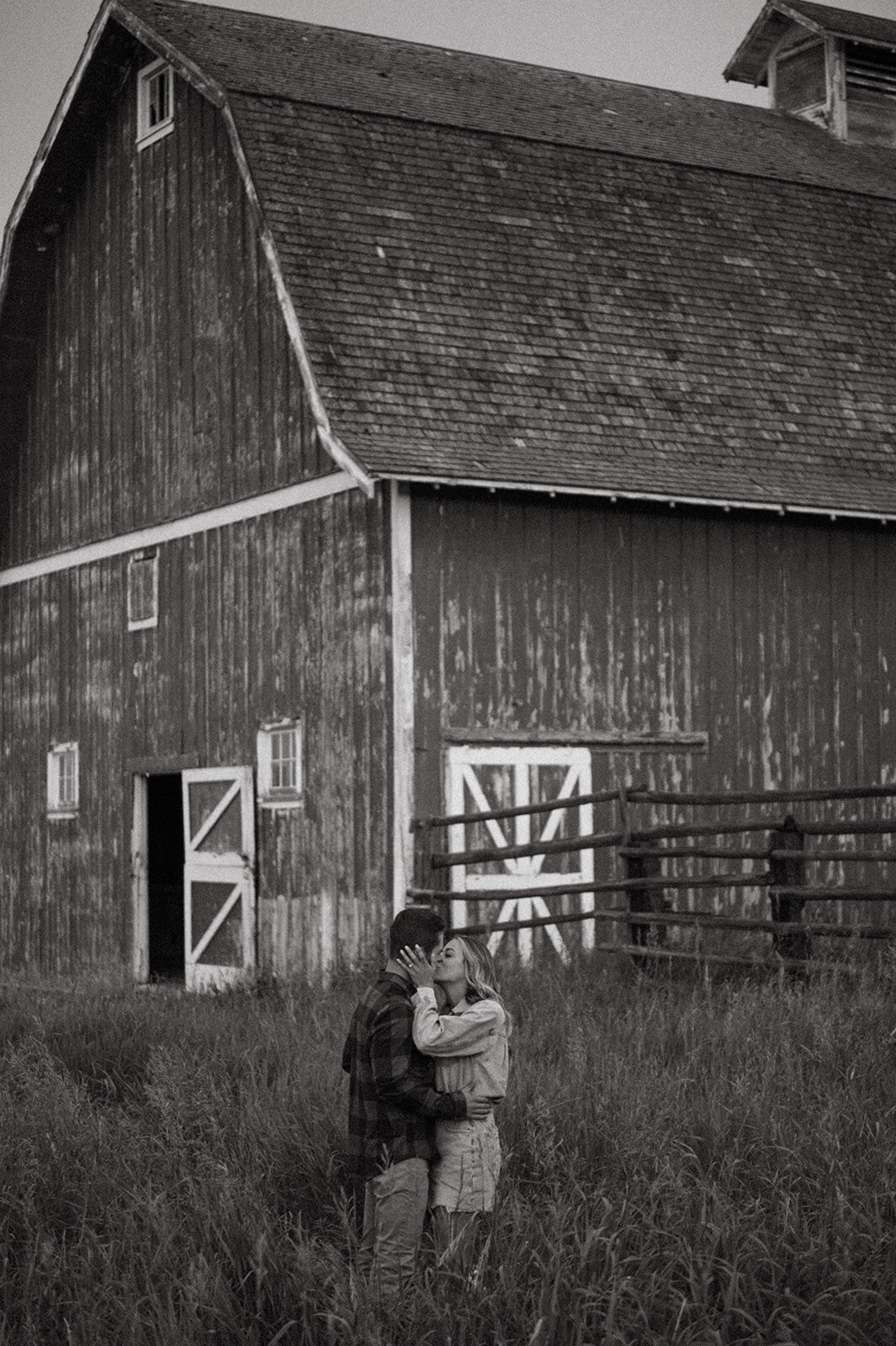 presley-gray-vintage-barn-engagement9399