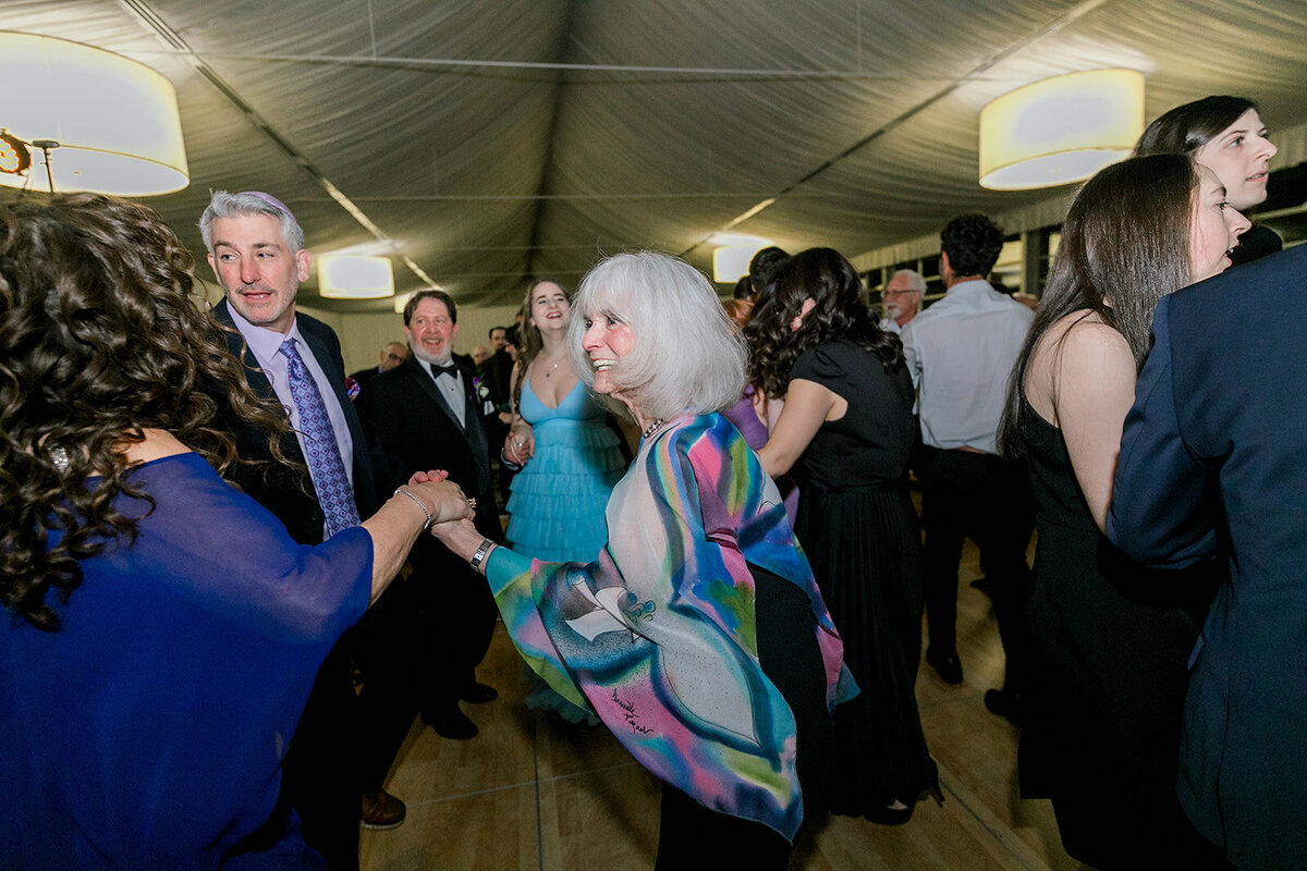 Eliana-Melmed-Photography-Chicago-LosAngeles-Jewish-WeddingPhotography-SimchaDancing-00167