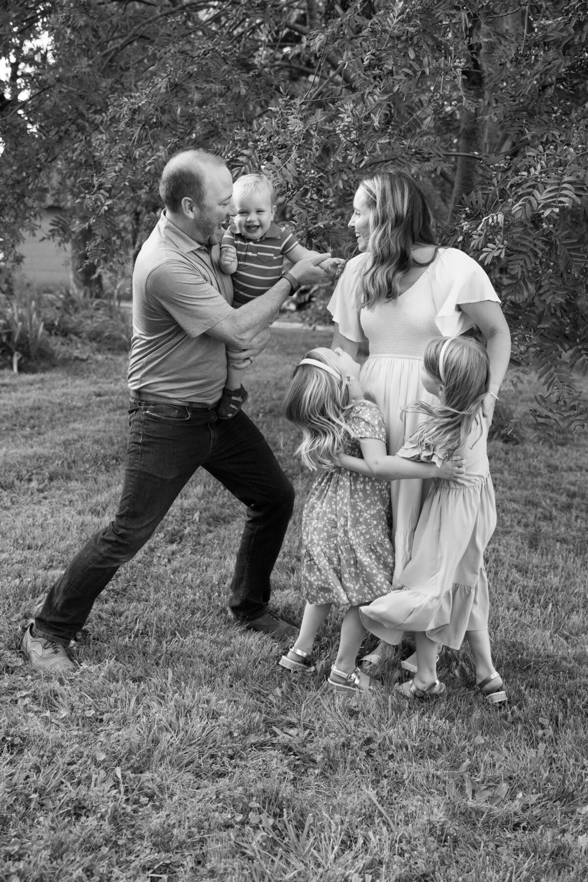 Outside-Golden Hour-Family-Photos-in-Milwaukee-area-11